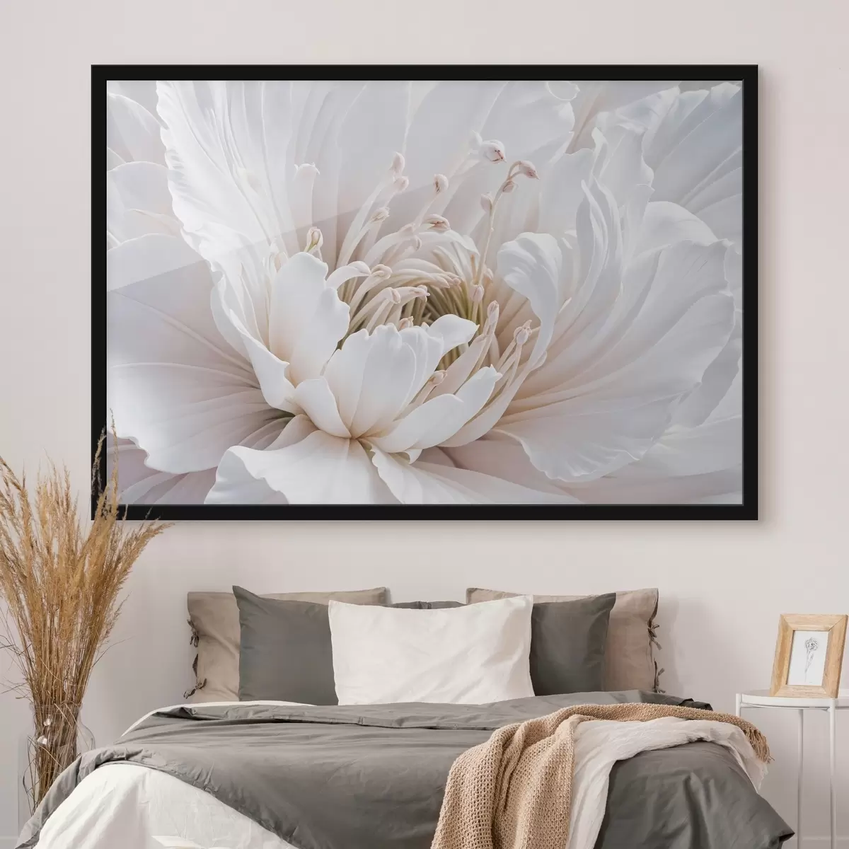 Poster Nahaufnahme einer großen, zarten, pastellfarbenen Blüte mit weichen, wogenden Blütenblättern f41721