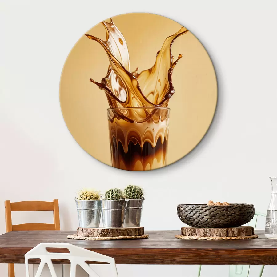 Wandbilder Ein mit Kaffee gefülltes Glas mit einem dramatischen Spritzeffekt, der ein abstraktes und dynamisches Bild erzeugt r40165