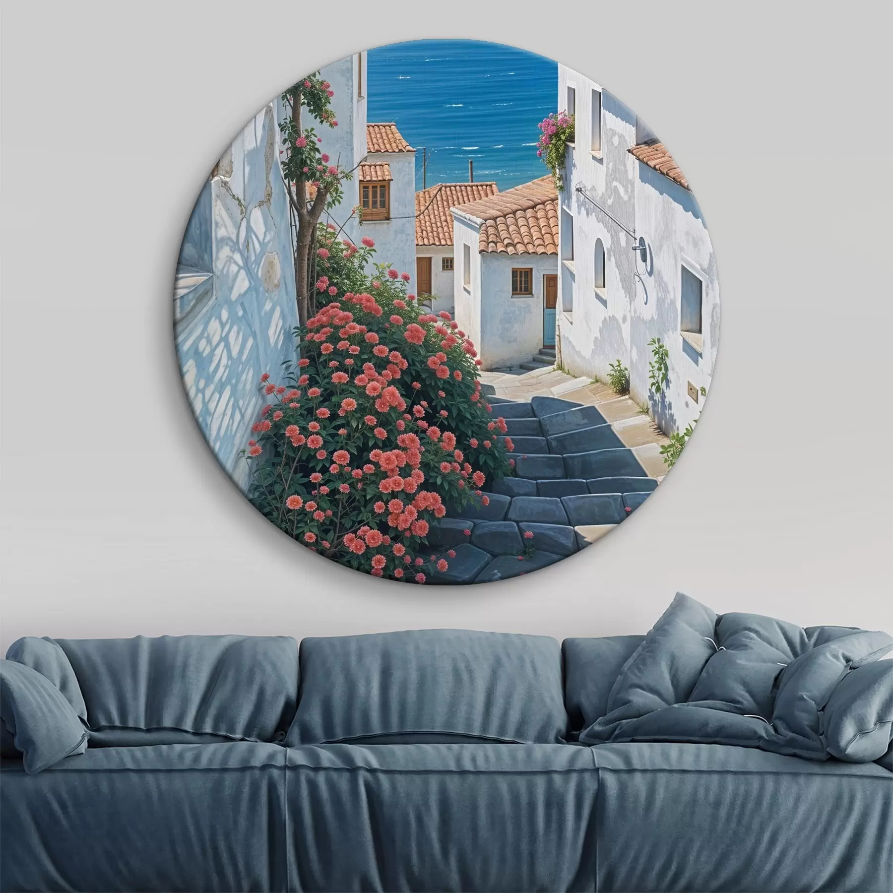 Wandbilder Eine schmale Straße in einer Küstenstadt mit weißen Gebäuden, roten Ziegeldächern und leuchtend rosa Blumen r39532