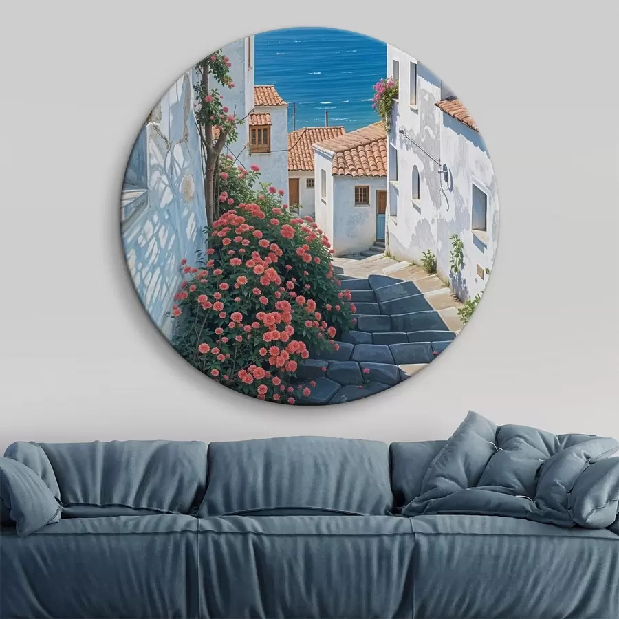 Wandbilder Eine schmale Straße in einer Küstenstadt mit weißen Gebäuden, roten Ziegeldächern und leuchtend rosa Blumen r39532