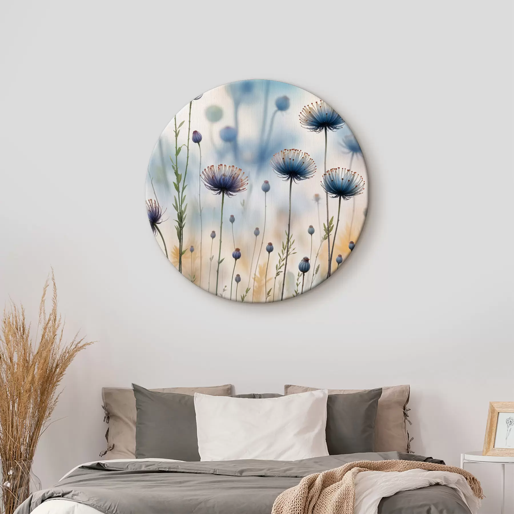 Wandbilder Hohe violette Löwenzahn-ähnliche Blüten mit verschwommenem Hintergrund, die eine heitere und verträumte Atmosphäre schaffen r40414