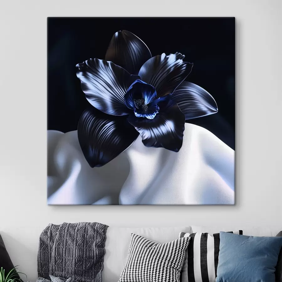 Wandbilder Eine schwarze Orchidee vor einem seidenen Hintergrund s41976