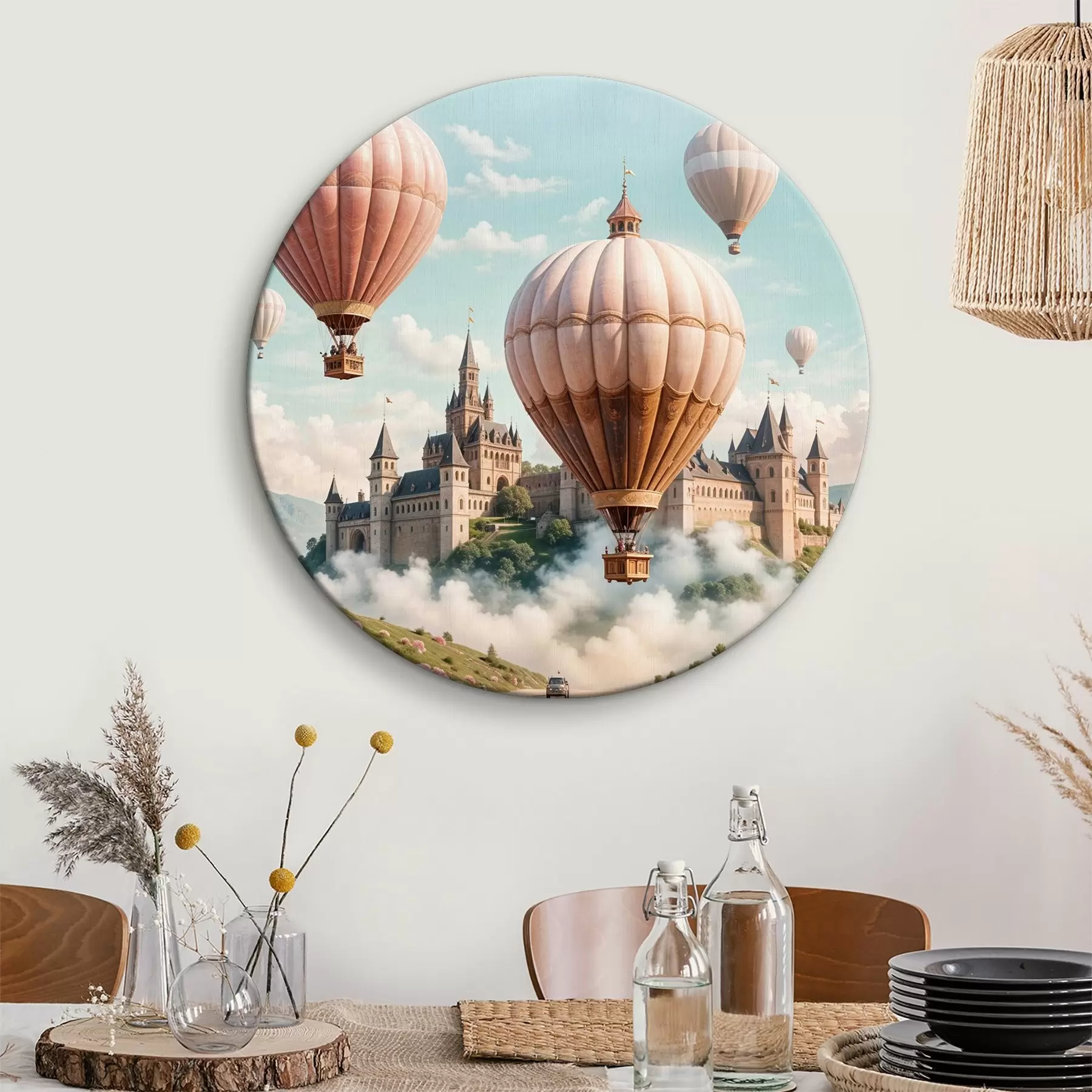 Wandbilder Ein Fantasieschloss, umgeben von rosa Heißluftballons, die in einem wolkigen Himmel über einer üppigen, grünen Landschaft schweben r39387