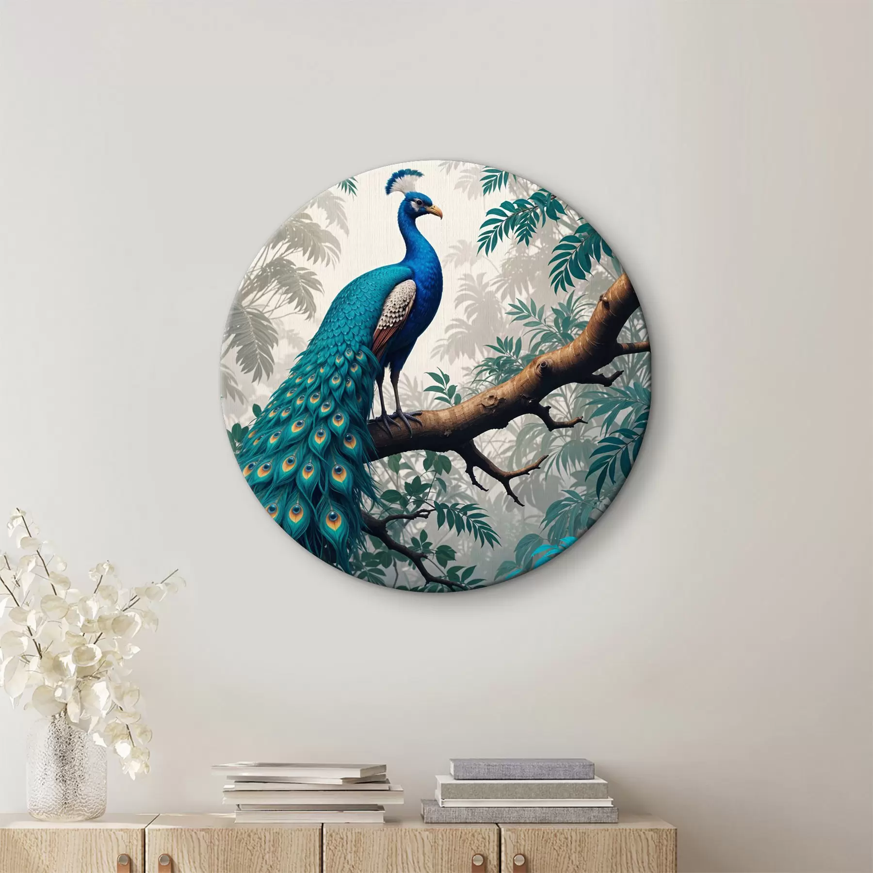 Wandbilder Ein leuchtend blauer Pfau, der auf einem Ast in einem üppigen tropischen Wald thront r39401