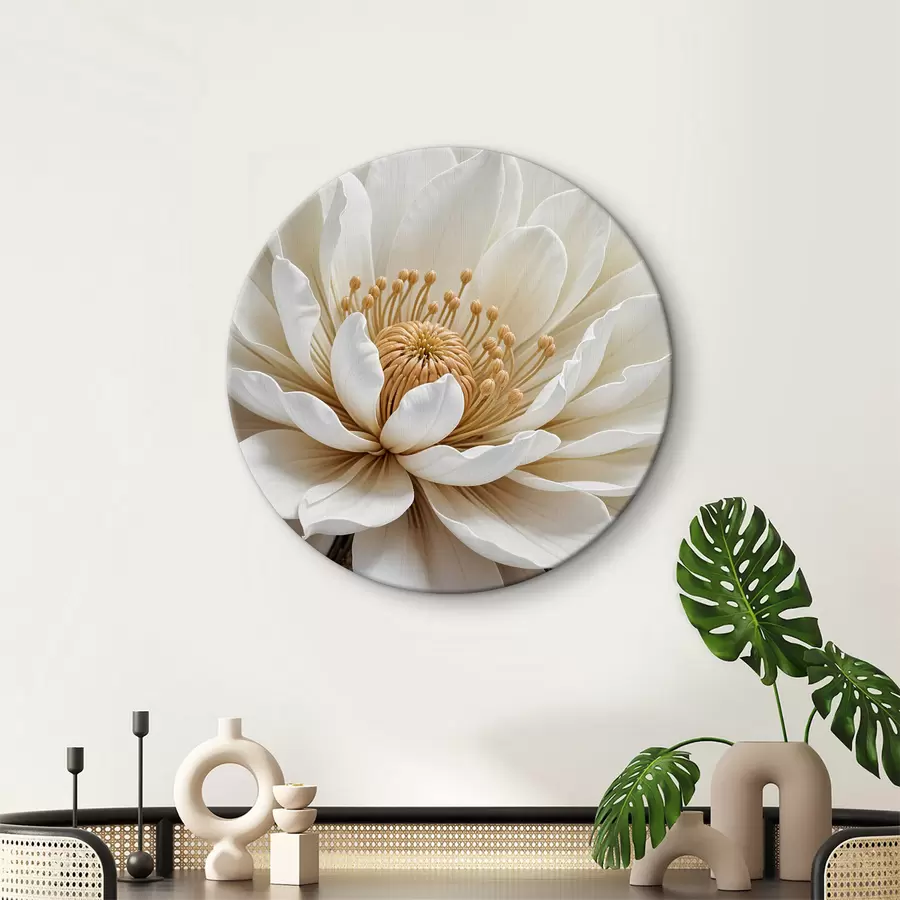 Wandbilder Eine Nahaufnahme einer großen, weißen Dahlienblüte mit zarten Blütenblättern und einer leuchtend gelben Mitte r39508