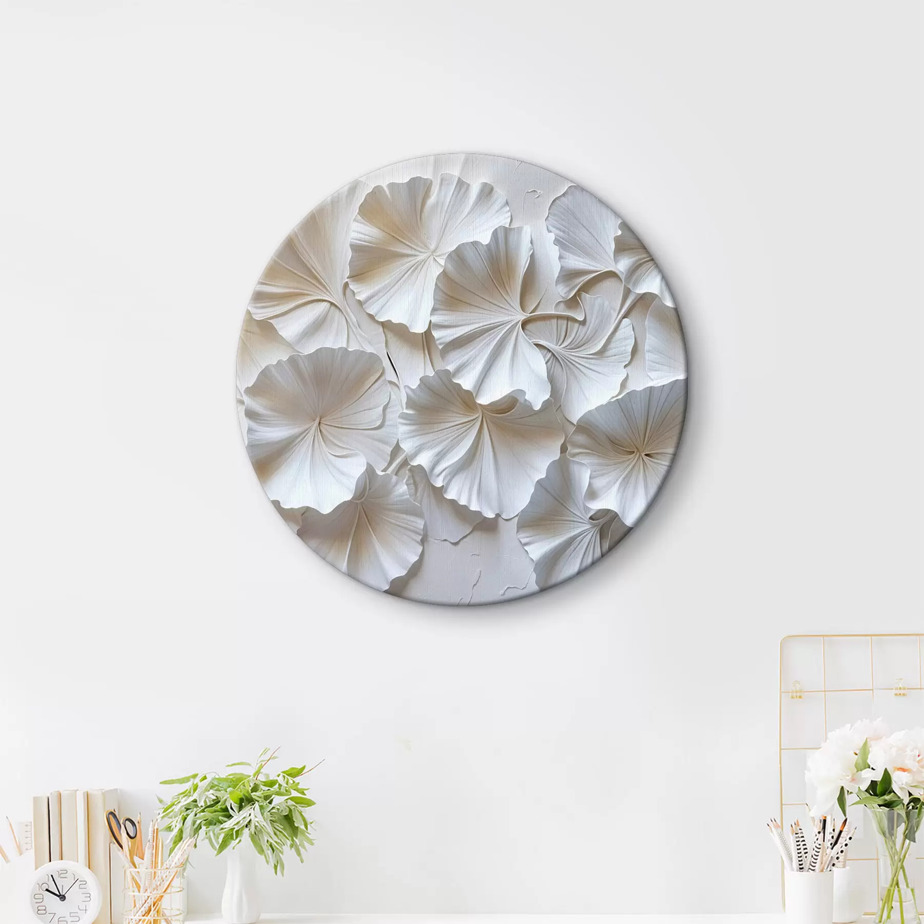 Wandbilder Zarte weiße Blüten in einem natürlichen, organischen Muster auf hellem Hintergrund angeordnet r39510