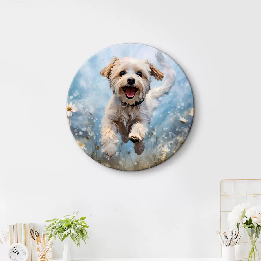 Wandbilder Kleiner weißer Hund springt zwischen Gänseblümchen auf blauem Hintergrund Aquarell r40092