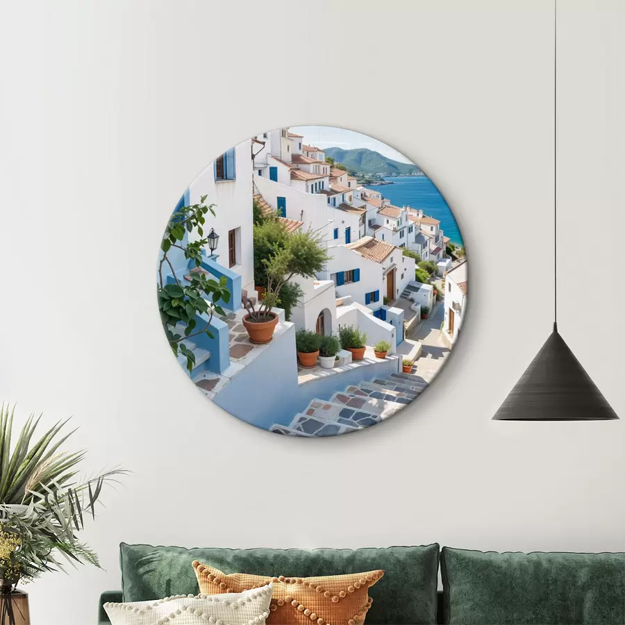 Wandbilder Eine malerische Küstenstadt mit weißen Gebäuden, blauen Fenstern und Topfpflanzen entlang der engen Gassen r40148