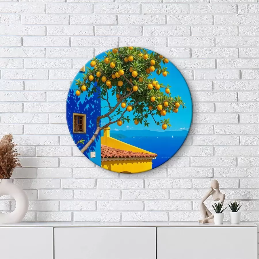 Wandbilder Ein Orangenbaum mit reifen Früchten wächst auf einem Gebäude mit blauer Wand und Ziegeldach mit Blick auf den Ozean r40159