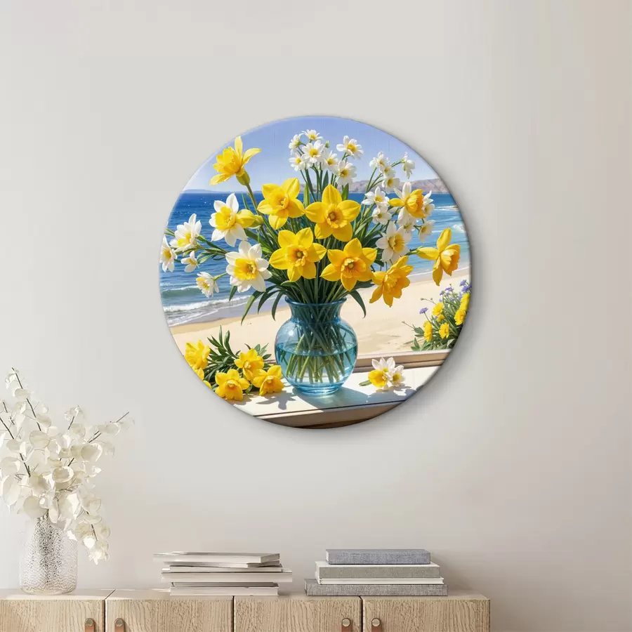 Wandbilder Ein Strauß gelber Narzissen und weißer Gänseblümchen in einer Glasvase auf einer Fensterbank mit Blick auf Strand und Meer r40171