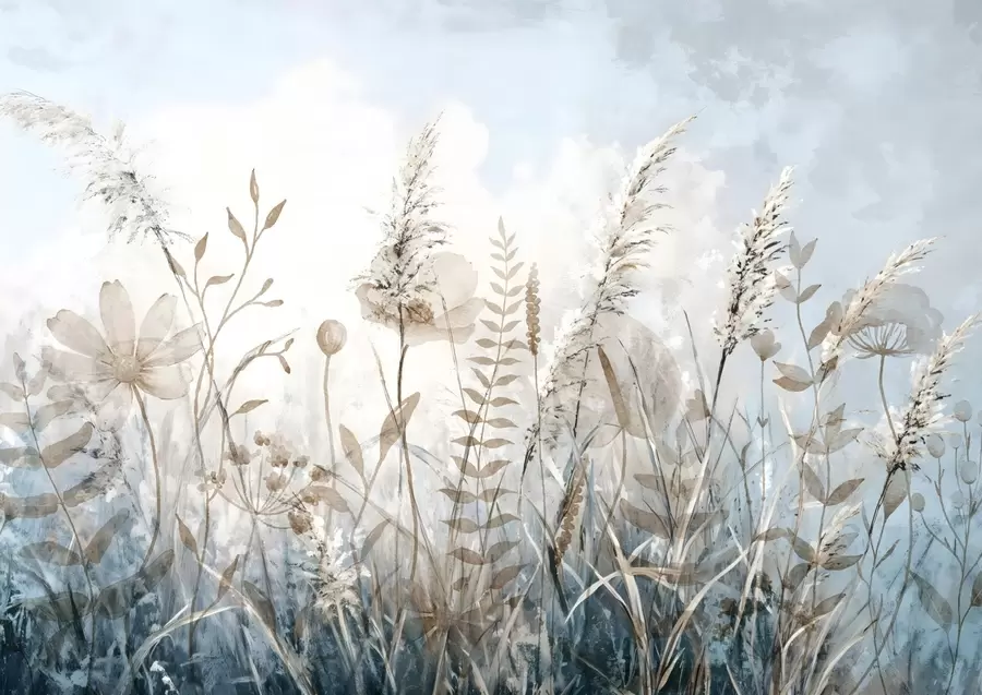 Fototapete Ein Feld mit hohem Gras, natürlichem Laub und Pflanzen mit weichen, wispy Texturen vor einem dunstigen, bedeckten Himmel w08472