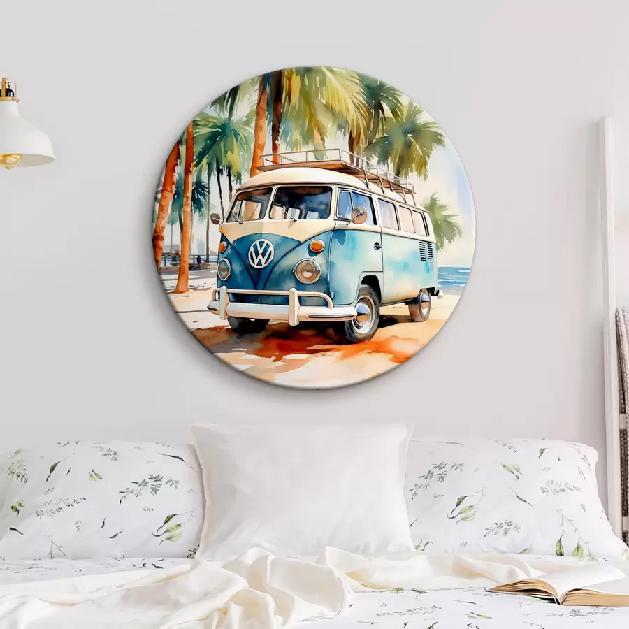 Wandbilder Ein Reiseauto ist am Strand vor einem Hintergrund aus Palmen geparkt. r38911