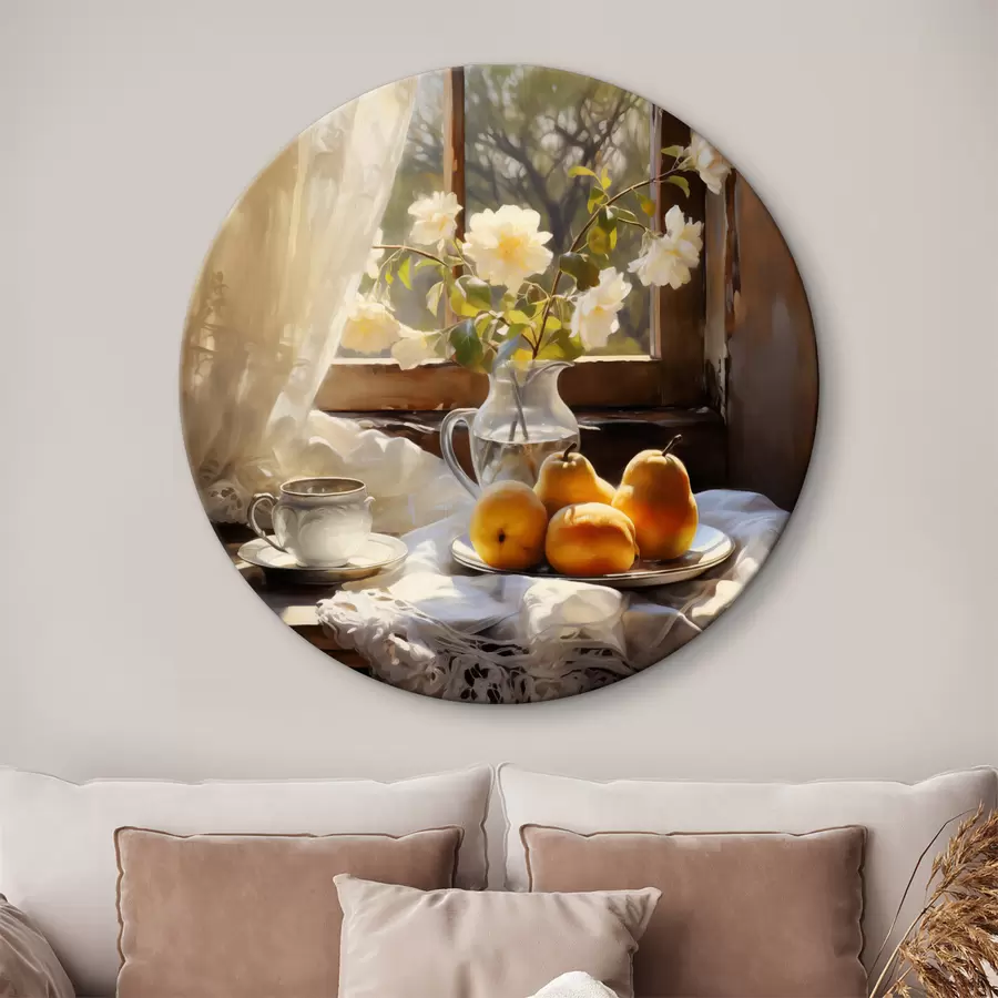 Wandbilder Rustikales Stillleben mit gelben reifen Birnen auf einem Teller auf einem Tisch am Fenster, weiße Rosen in einem Glaskrug, weiße Spitzenvorhänge r39129