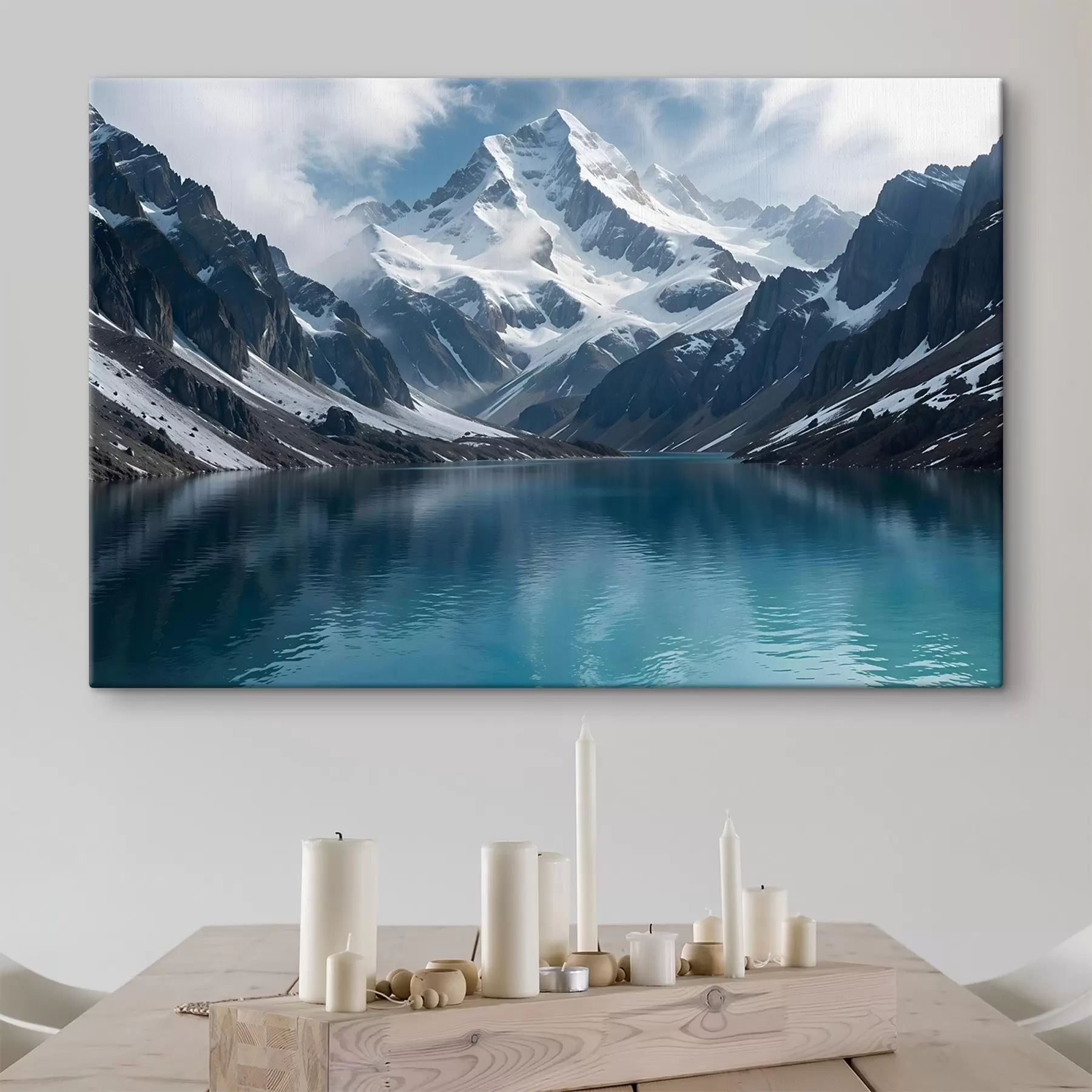 Fototapete Ein schneebedeckter Berggipfel, der sich in einem ruhigen türkisfarbenen See spiegelt, umgeben von felsigem Gelände und dramatischen Wolken s42232