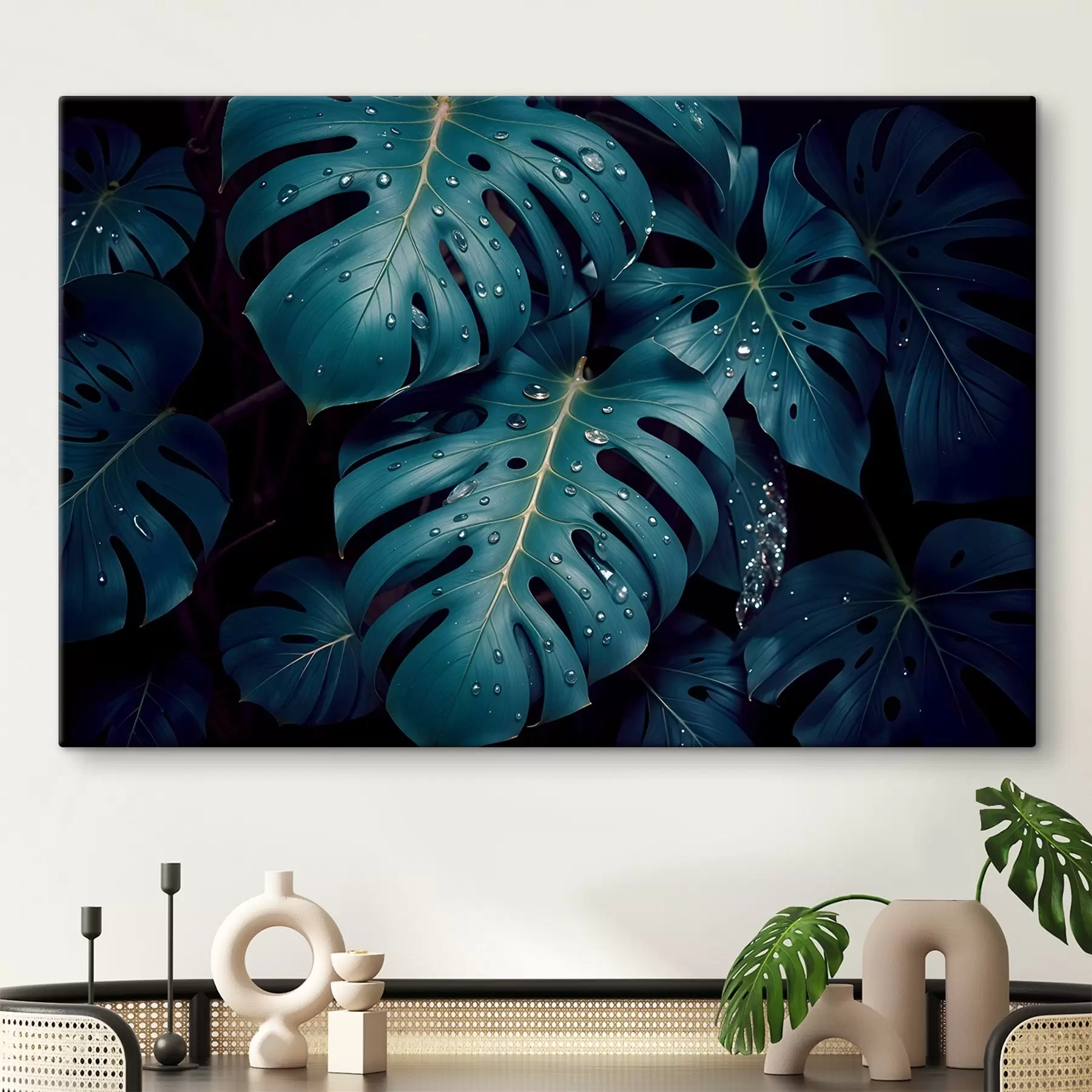 Fototapete Üppige tropische Monstera-Blätter mit Wassertropfen vor dunklem Hintergrund, ein stimmungsvoller Druck s42233