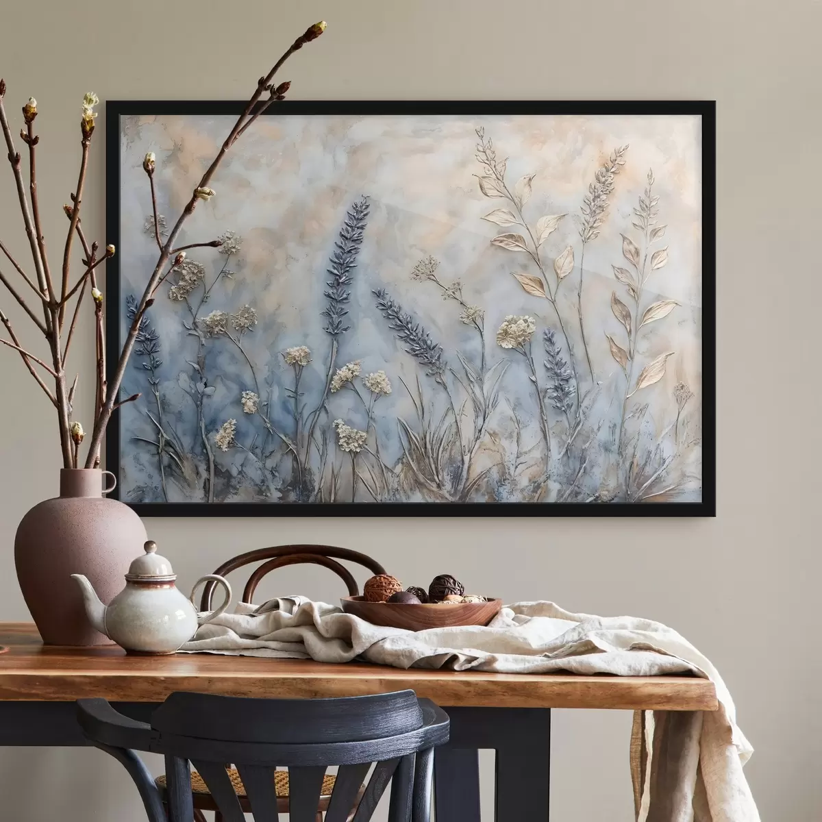 Poster Ein Feld mit verschiedenen Wildblumen und Pflanzen in Blau-, Weiß- und Beigetönen vor einem weichen, dunstigen Hintergrund f42214