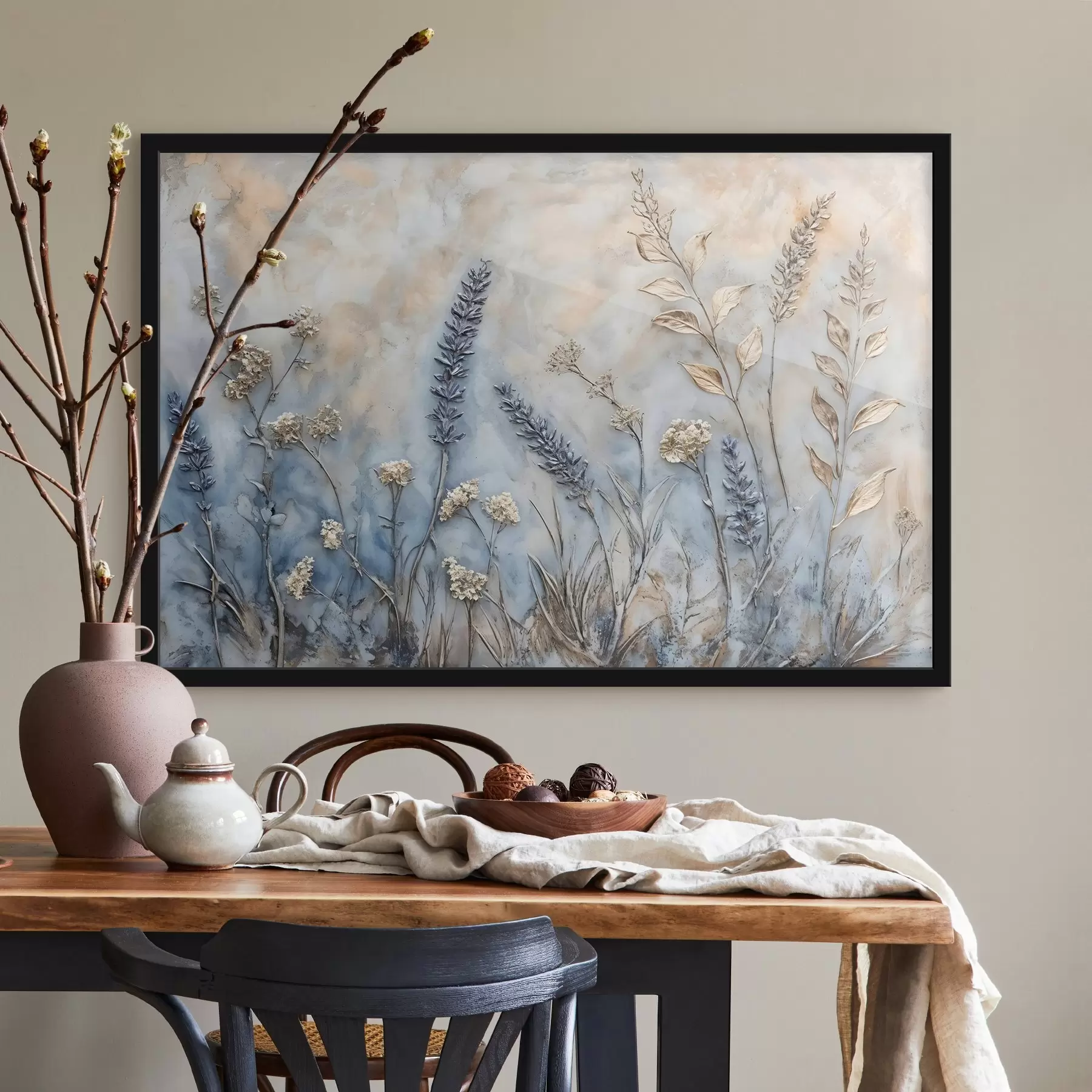 Fototapete Ein Feld mit verschiedenen Wildblumen und Pflanzen in Blau-, Weiß- und Beigetönen vor einem weichen, dunstigen Hintergrund f42214