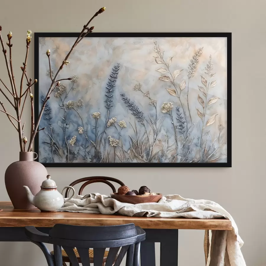 Fototapete Ein Feld mit verschiedenen Wildblumen und Pflanzen in Blau-, Weiß- und Beigetönen vor einem weichen, dunstigen Hintergrund f42214