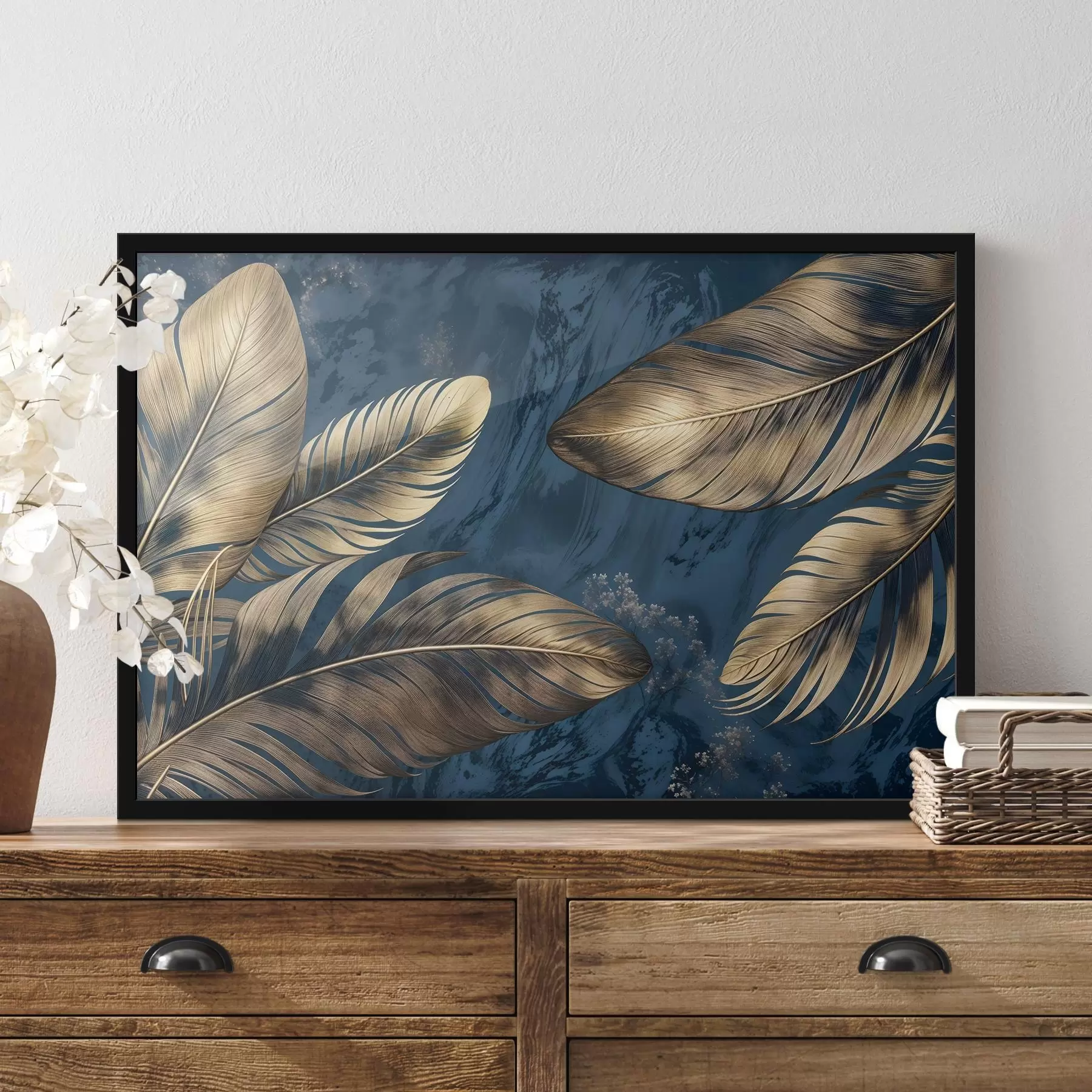 Wandbilder Gelbe und beigefarbene abstrakte dekorative Federn, die auf einem dunkelblauen strukturierten Hintergrund schweben f42218
