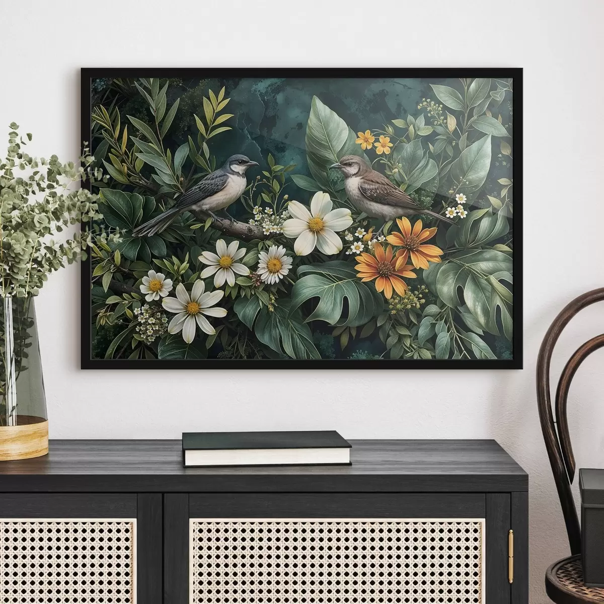 Poster Kleine Vögel sitzen auf Zweigen, umgeben von üppigem tropischen Laub, darunter große grüne Blätter und bunte Blumen f42220