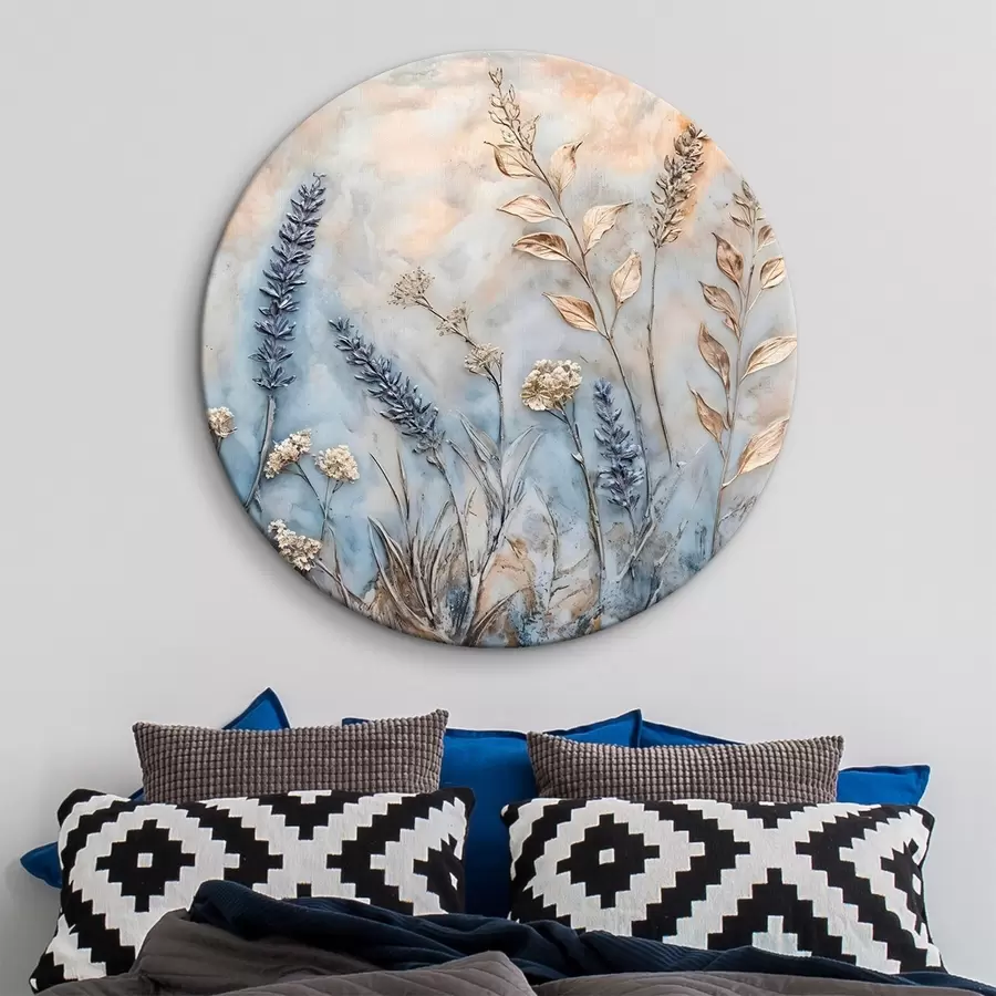 Fototapete Ein Feld mit verschiedenen Wildblumen und Pflanzen in Blau-, Weiß- und Beigetönen vor einem weichen, dunstigen Hintergrund r42214