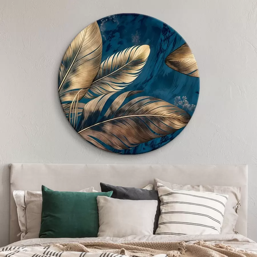 Wandbilder Gelbe und beigefarbene abstrakte dekorative Federn, die auf einem dunkelblauen strukturierten Hintergrund schweben r42218