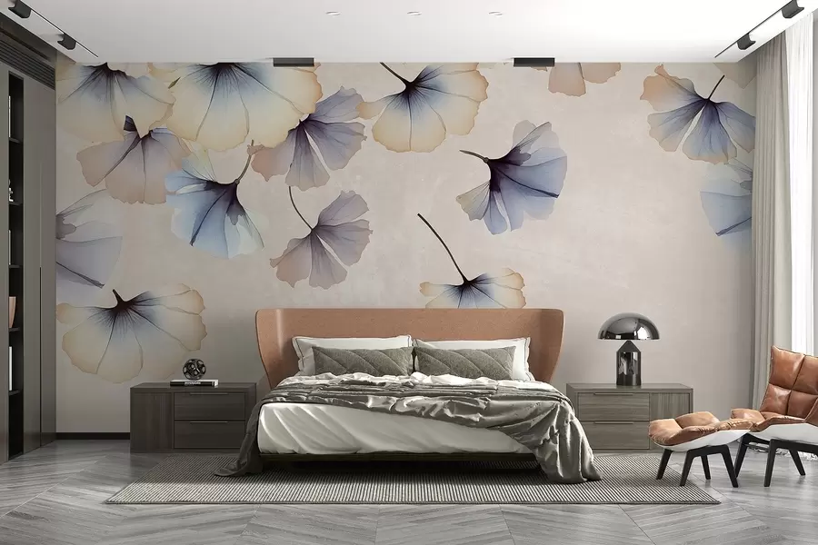 Fototapete Pastellfarbene blaue und beige Ginkgoblätter mit zarten, in der Luft schwebenden Blütenblättern vor einem strukturierten Hintergrund w08578