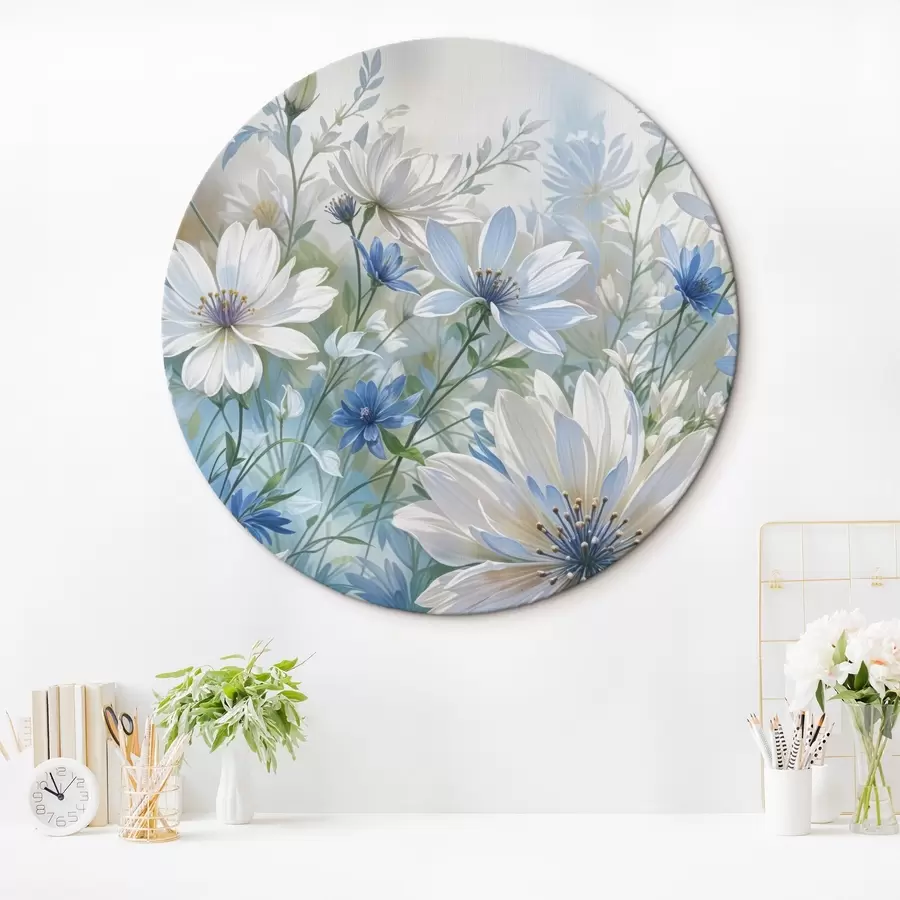 Wandbilder Feld von weißen und blauen gänseblümchenartigen Blumen mit grünen Blättern und Stängeln auf einem weichen verschwommenen Hintergrund r41086