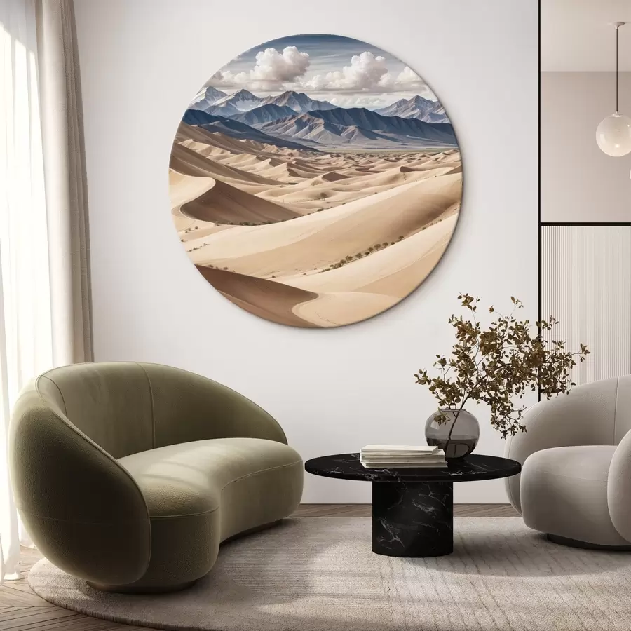 Wandbilder Eine weite Wüstenlandschaft mit sanften Dünen, schroffen Bergen in der Ferne und einem dramatisch bewölkten Himmel r41089