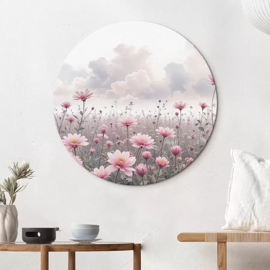 Wandbilder Ein Feld mit rosa Gänseblümchen vor einem bewölkten Himmel r41102