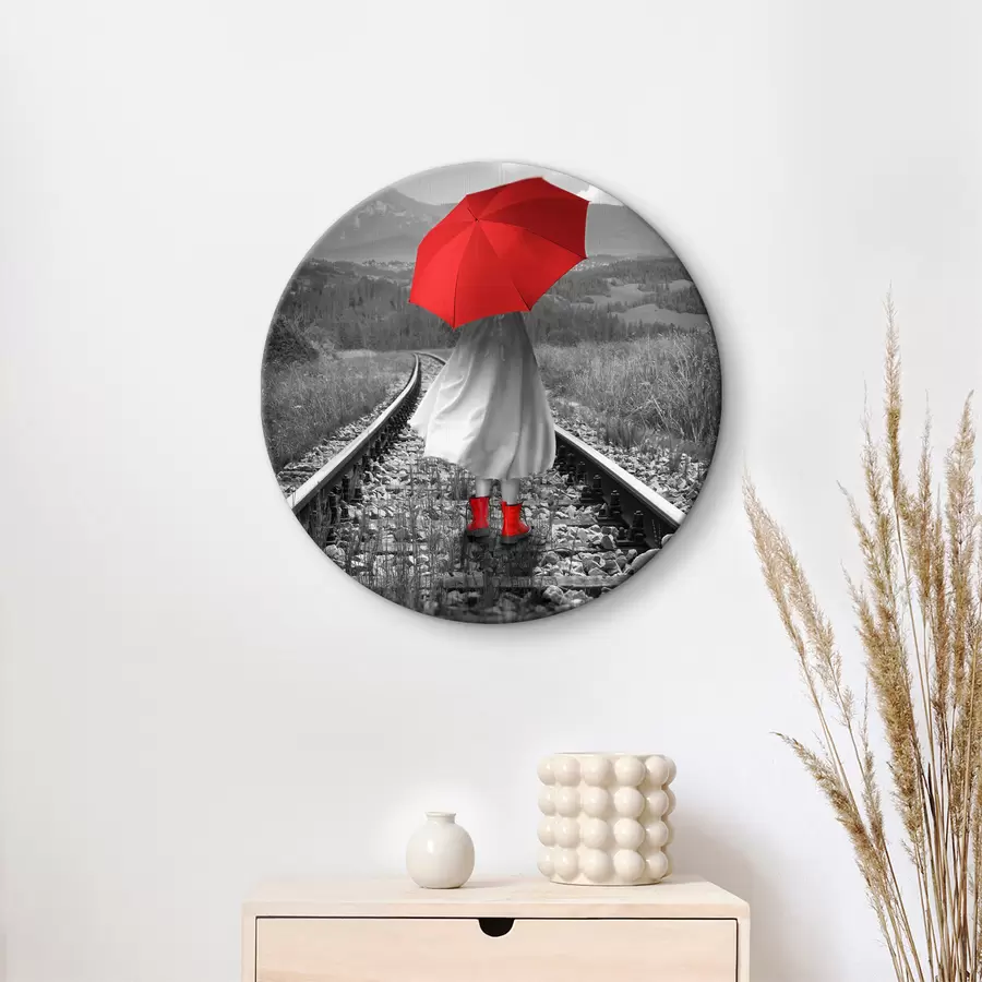 Wandbilder Person mit einem roten Regenschirm auf den Bahngleisen r37301