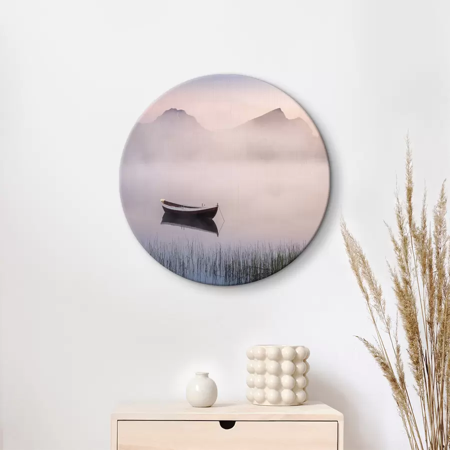 Wandbilder Boot auf einem See mit Gras und Bergen im Hintergrund r37622