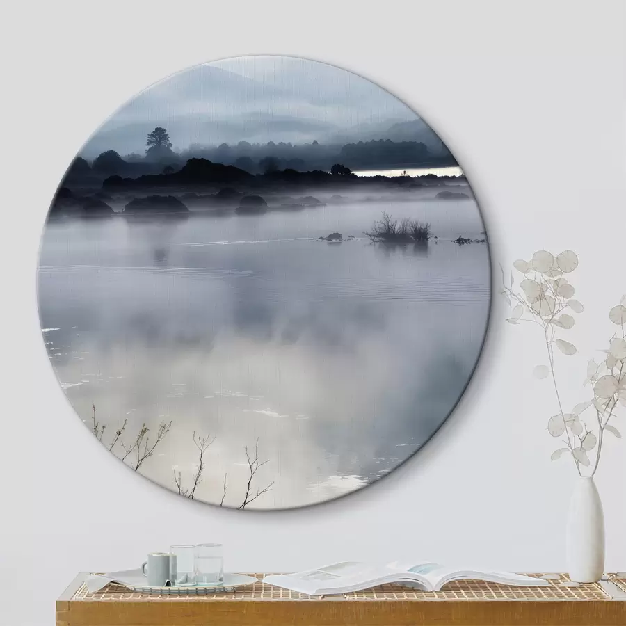 Wandbilder Ein nebliger See, umgeben von Silhouetten von Hügeln und Bäumen im Hintergrund, mit einer ruhigen, spiegelnden Oberfläche r40552