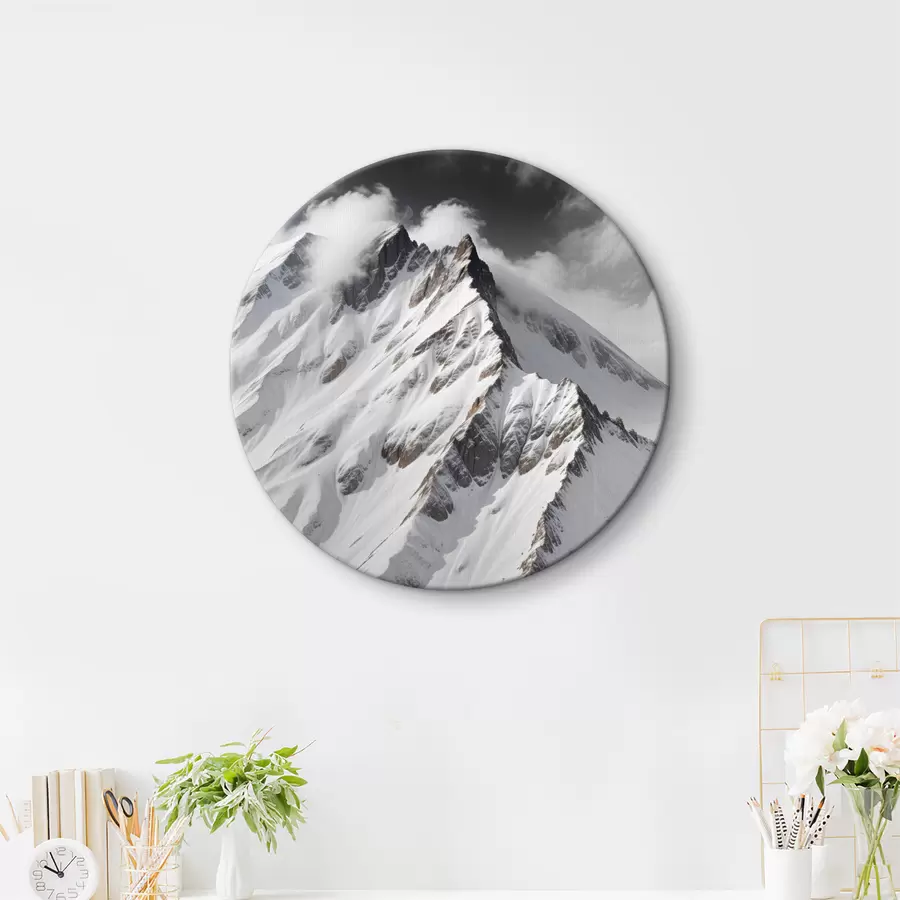 Wandbilder Schneebedeckte schwarz-weiße Berggipfel in einer wolkenverhangenen, dramatischen Landschaft r40553