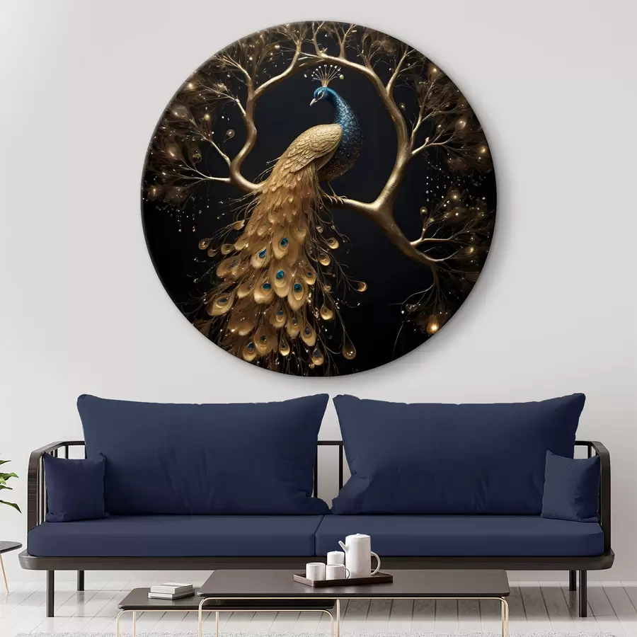 Wandbilder Ein Pfau mit lebhaften Federn sitzt auf einem Ast vor einem dunklen Hintergrund mit leuchtenden Bäumen r40612