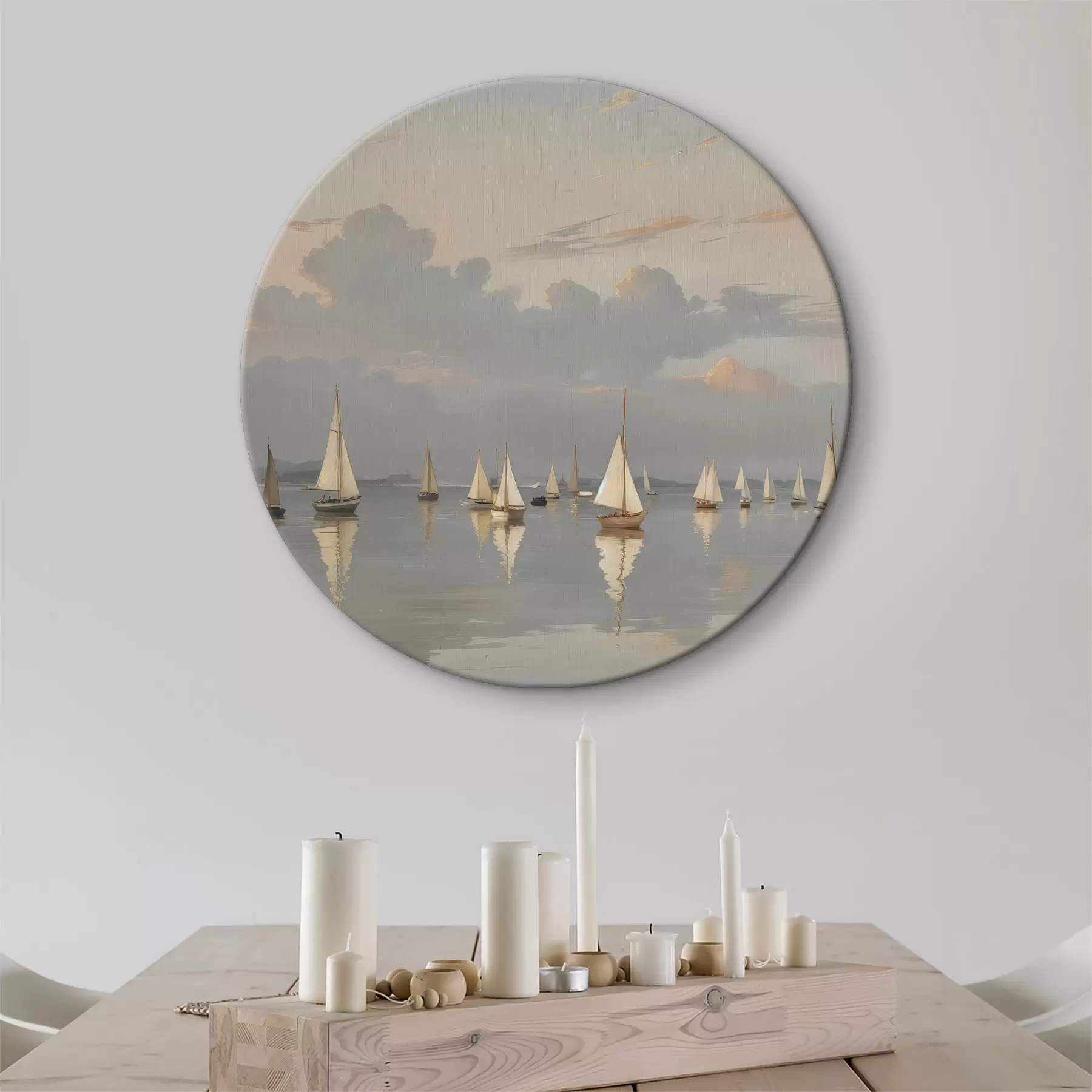 Wandbilder Eine Flotte weißer Segelboote auf einem ruhigen, spiegelnden Gewässer bei Sonnenuntergang, mit einem bewölkten Himmel im Hintergrund r40615