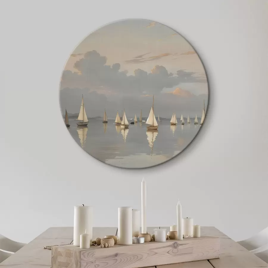 Wandbilder Eine Flotte weißer Segelboote auf einem ruhigen, spiegelnden Gewässer bei Sonnenuntergang, mit einem bewölkten Himmel im Hintergrund r40615