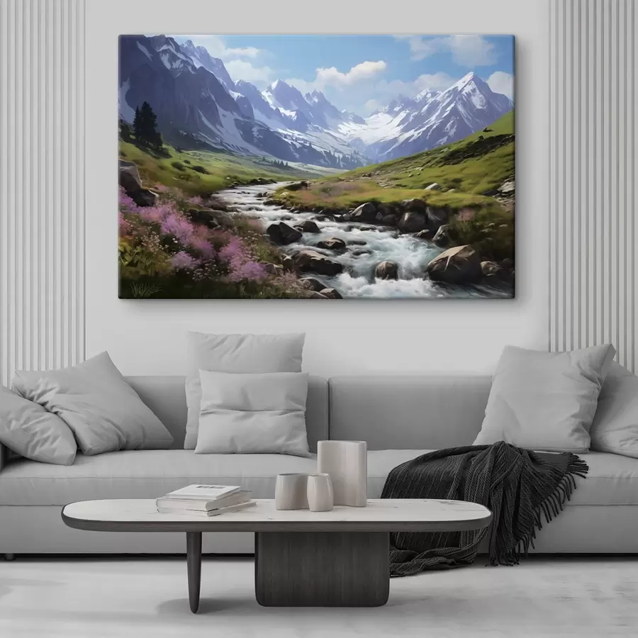 Wandbilder Eine Berglandschaft mit einem rauschenden Bach, blühenden Wiesen und schneebedeckten Gipfeln am Horizont unter einem strahlend blauen Himmel. s42563