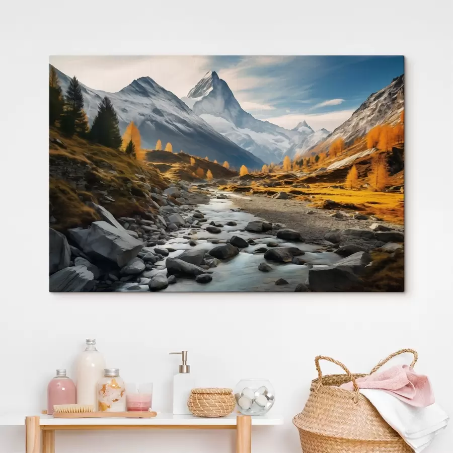 Wandbilder Herbstliche Berglandschaft mit einem reißenden Fluss, Bäumen und einem majestätischen Gipfel vor dem Hintergrund eines klaren Himmels. s42564