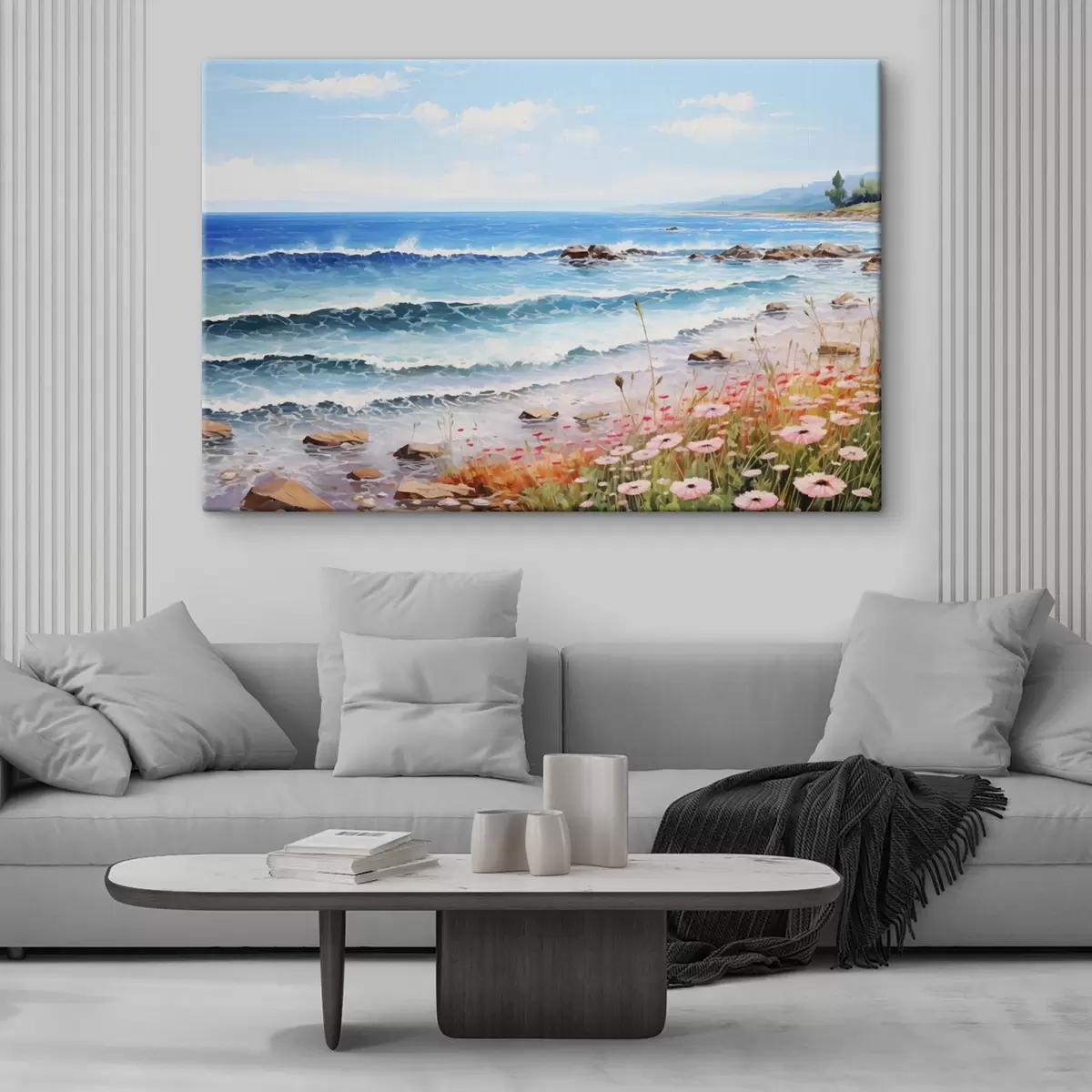 Wandbilder Ein Blick aufs Meer mit türkisfarbenen Wellen, einem Kiesstrand und zartrosa Blumen im Vordergrund unter einem strahlenden Himmel. s42569