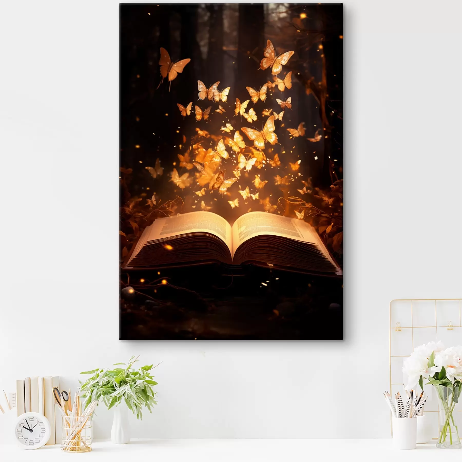 Wandbilder Ein aufgeschlagenes Buch, aus dem leuchtende Schmetterlinge auftauchen, die in Lichtstrahlen in einem dunklen, magischen Wald leuchten. s42573