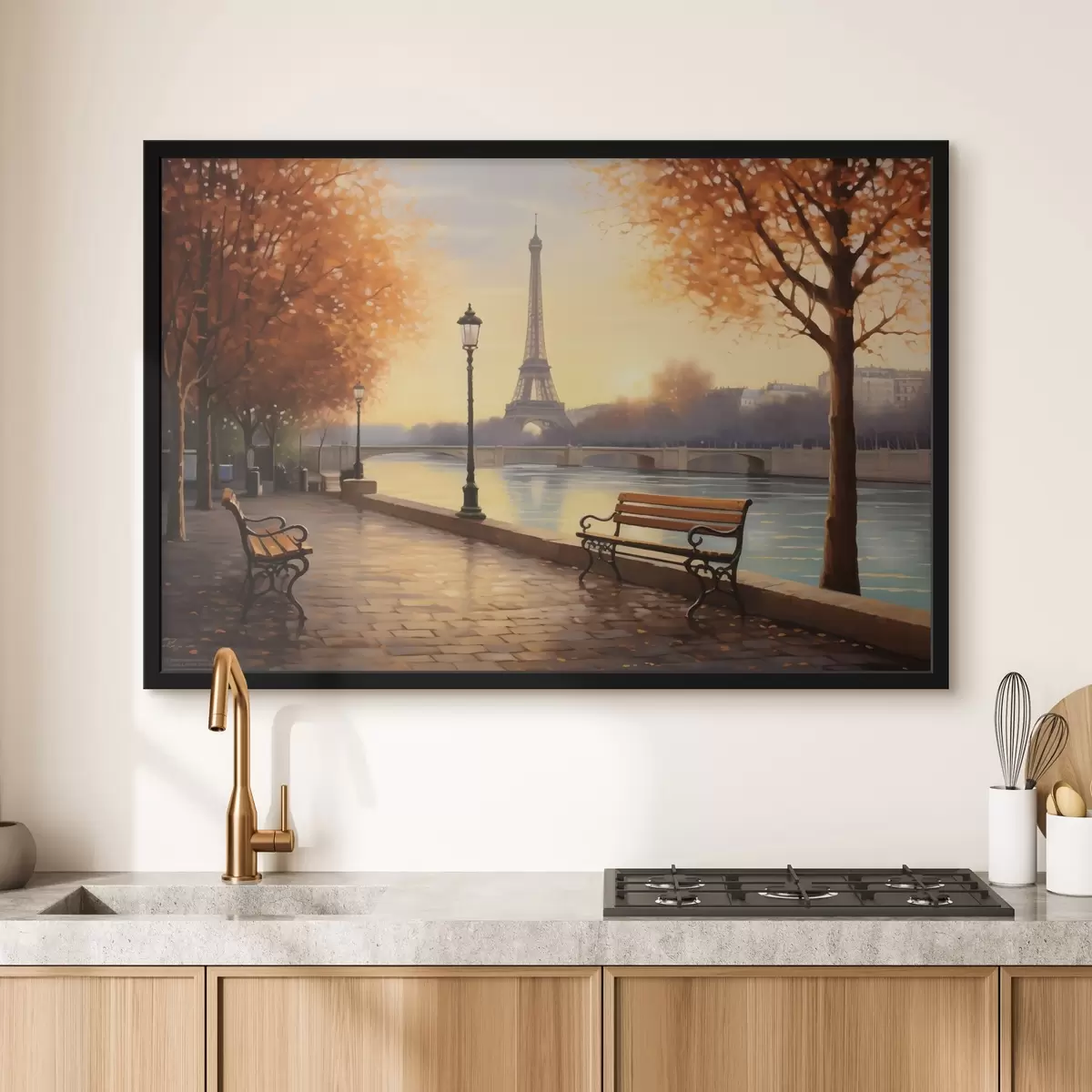 Poster Herbst in Paris mit Blick auf den Eiffelturm, das mit Blättern bedeckte Ufer der Seine, Bänke und Straßenlaternen, die eine romantische Atmosphäre schaffen. f42577