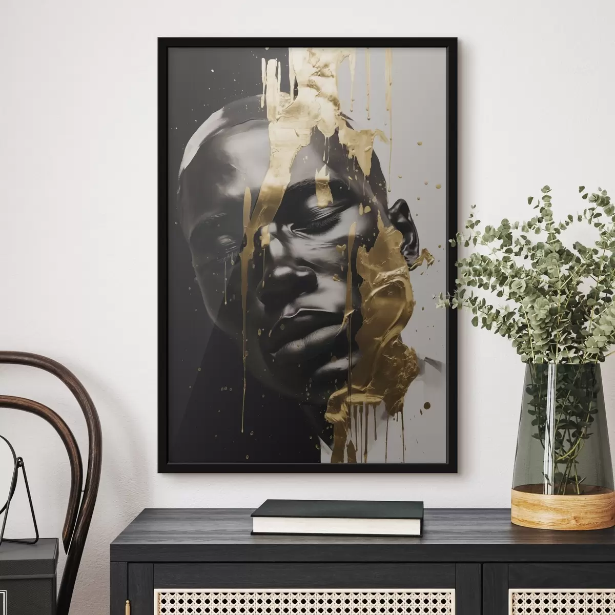 Poster Abstraktes Porträt eines Mannes in sanften Schwarz-Weiß-Tönen, hervorgehoben durch helle, warmfarbene Pinselstriche, die einen dynamischen Effekt erzeugen. f42623