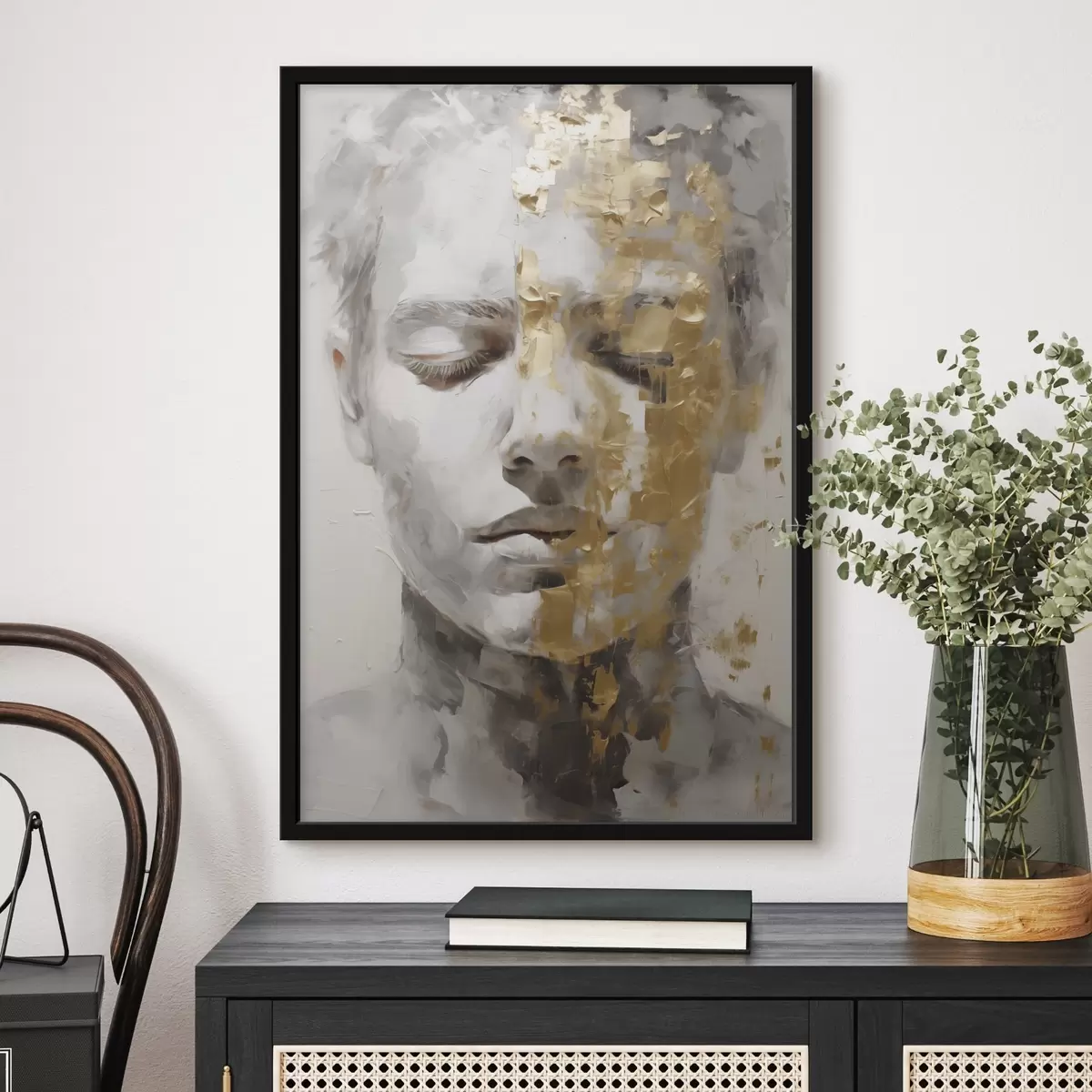 Poster Ein abstraktes Porträt mit geschlossenen Augen, das in hellen Tönen mit kontrastierenden warmen Pinselstrichen wiedergegeben ist, die eine tiefe und meditative Stimmung erzeugen. f42624