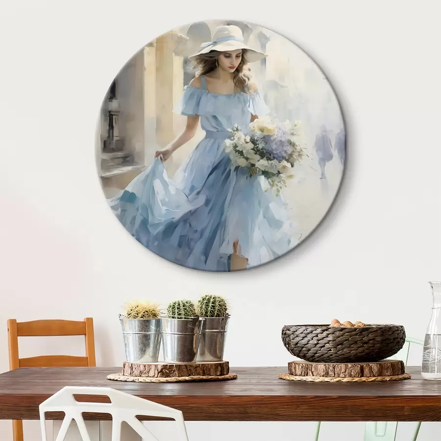 Wandbilder Ein elegantes Mädchen in einem hellblauen Kleid und Hut schlendert mit einem Blumenstrauß in der Hand durch die Stadt, in einer leichten und romantischen Stimmung. r42580