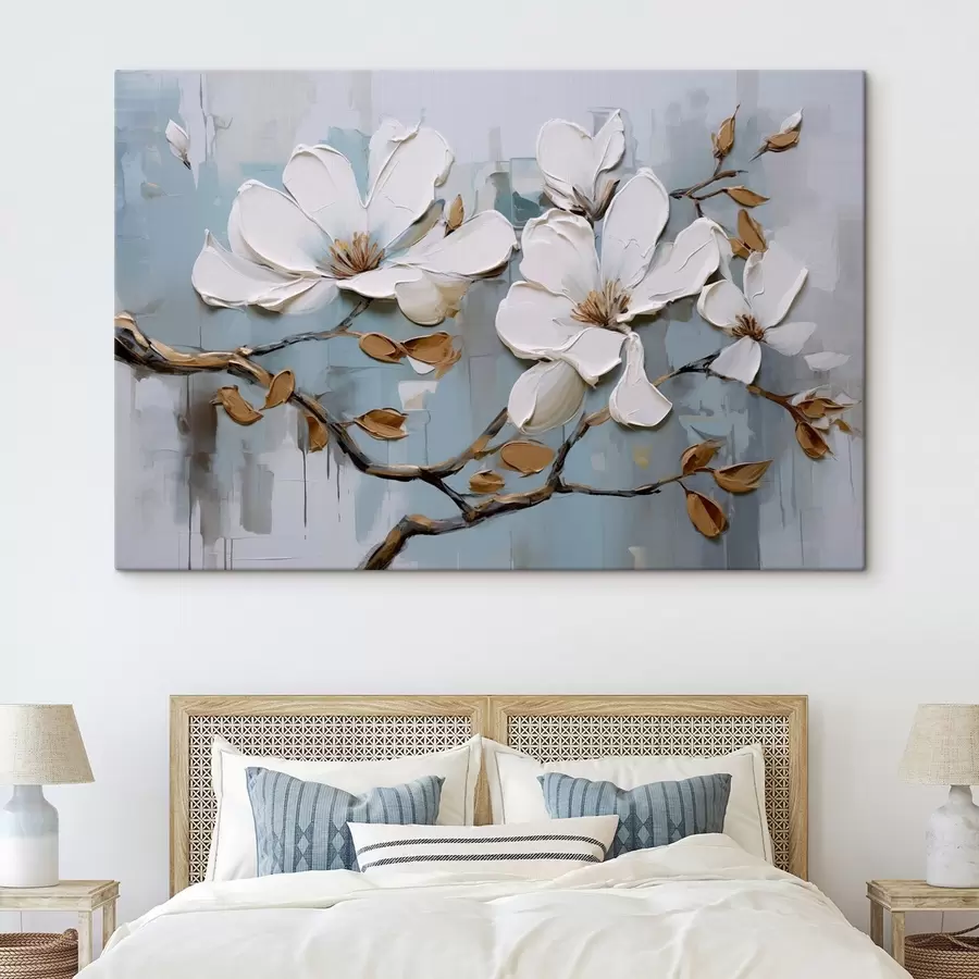 Wandbilder Weiße Magnolienblüten mit strukturierten Blütenblättern und braunen Blättern auf einem weichen blauen Hintergrund Ölgemälde Imitation s42711