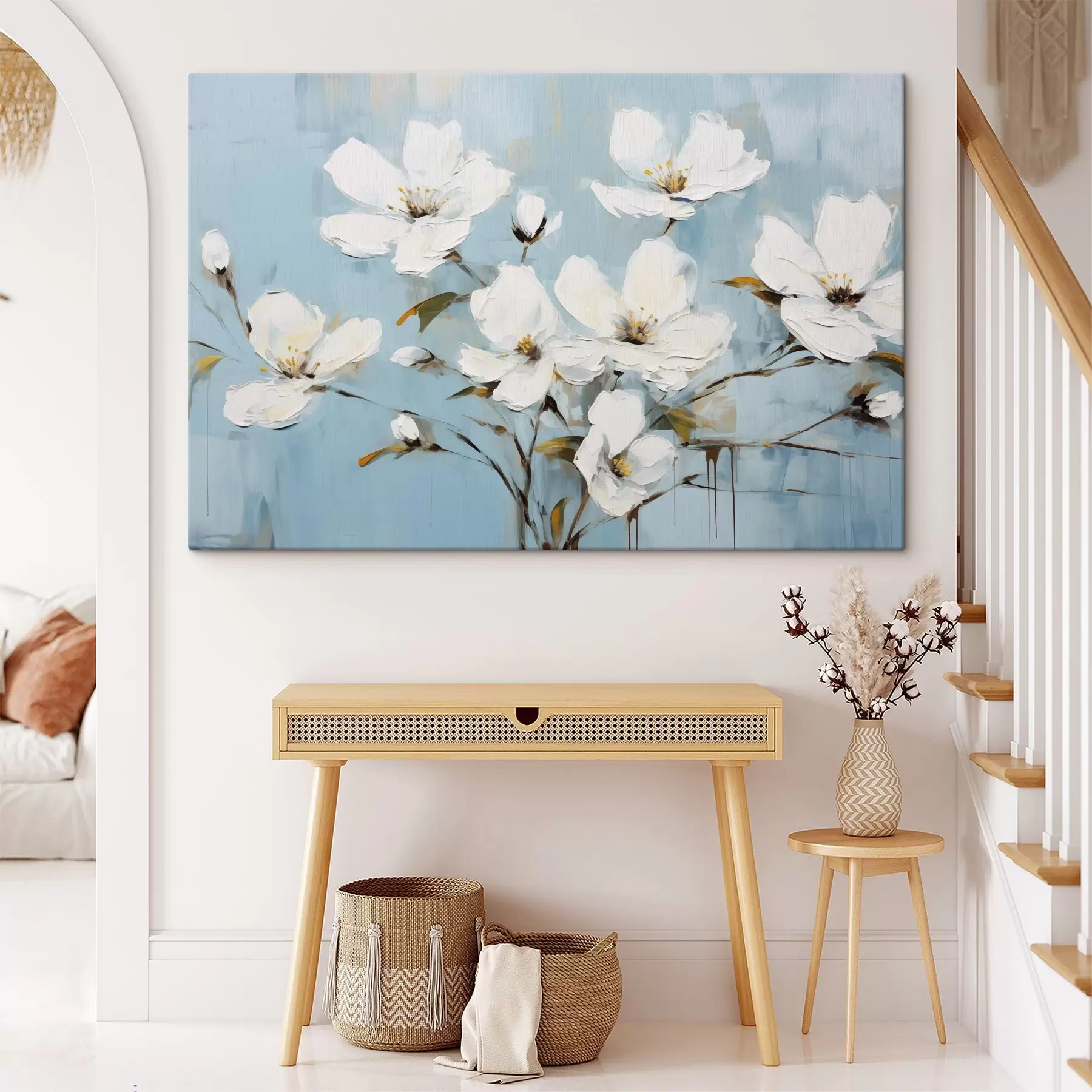 Wandbilder Weiße Blumen mit zarten Blütenblättern und grünen Blättern vor einem hellblauen Hintergrund Ölgemälde Nachahmung s42719