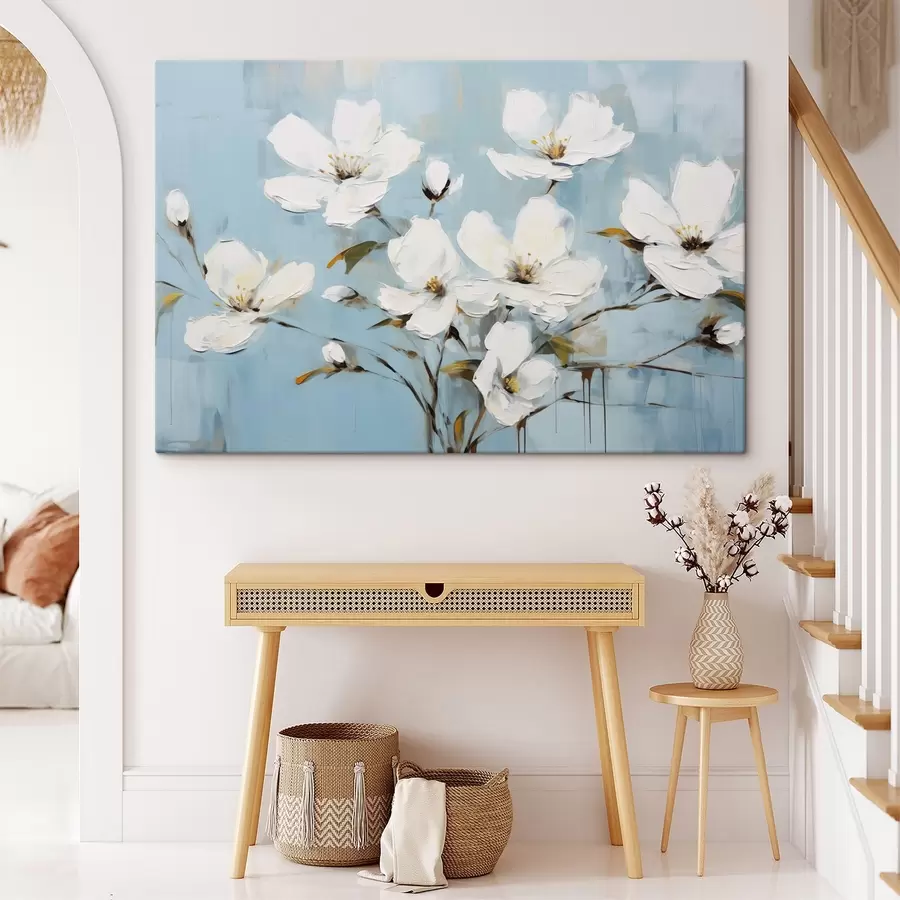 Wandbilder Weiße Blumen mit zarten Blütenblättern und grünen Blättern vor einem hellblauen Hintergrund Ölgemälde Nachahmung s42719