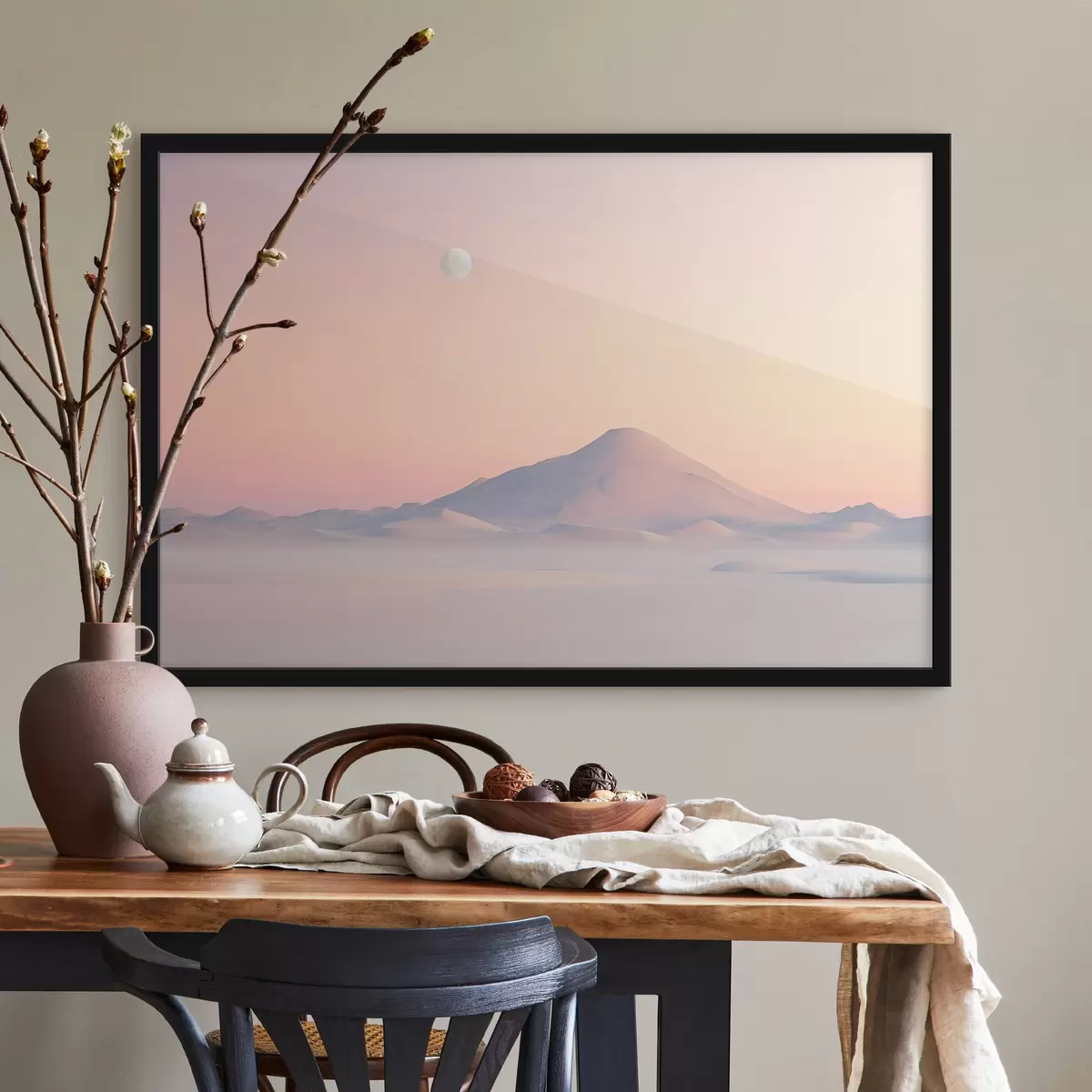 Poster Ein großer Berg mit einem sanften Abhang in sanften Pastellfarben mit einem blassen Mond am Himmel f42718