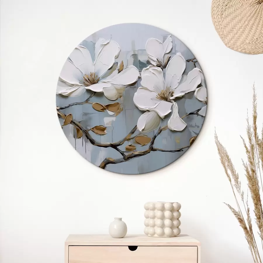 Wandbilder Weiße Magnolienblüten mit strukturierten Blütenblättern und braunen Blättern auf einem weichen blauen Hintergrund Ölgemälde Imitation r42711